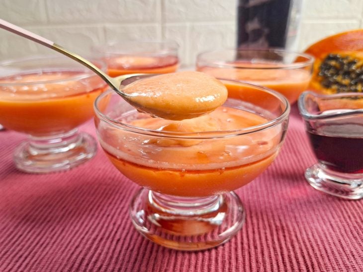 Creme de papaya com cassis servido.