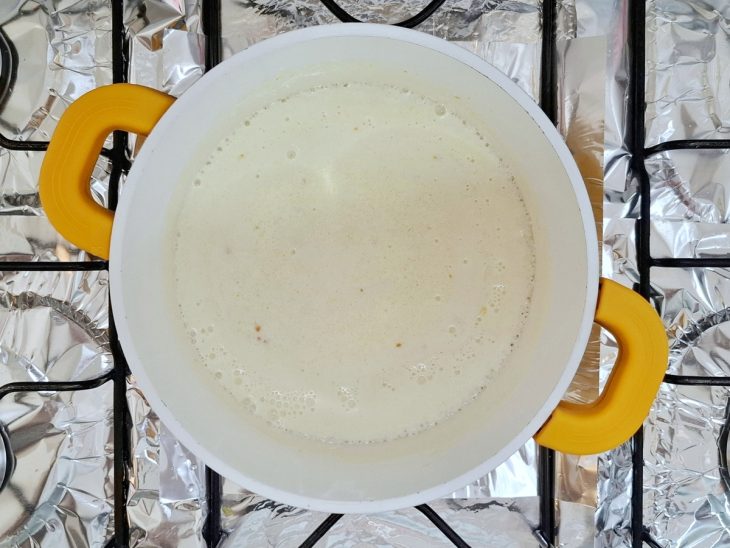 Leite e requeijão, adicionados e incorporados na panela.