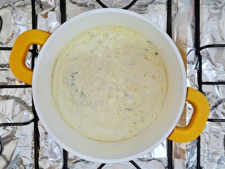 Mussarela, gorgonzola e temperos adicionados na panela.