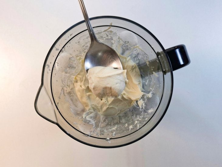 Porção de creme liso na colher.