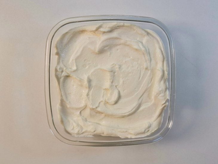Creme de ricota em um pote de vidro quadrado.