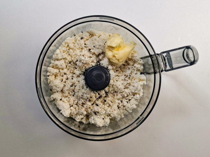 Ricota e ingredientes do creme sendo colocados no processador.