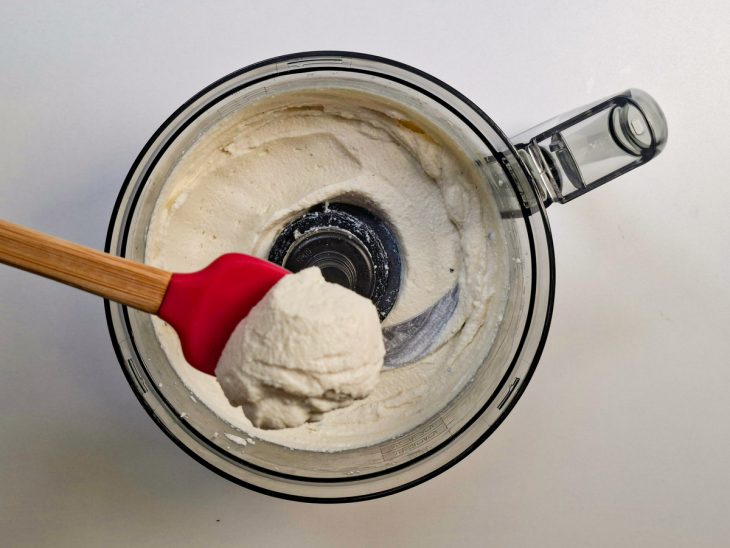Creme de ricota sendo batido até textura lisa e aveludada.