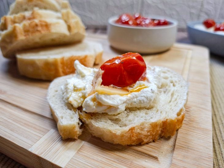 Creme de ricota com tomate confit servido na torrada.