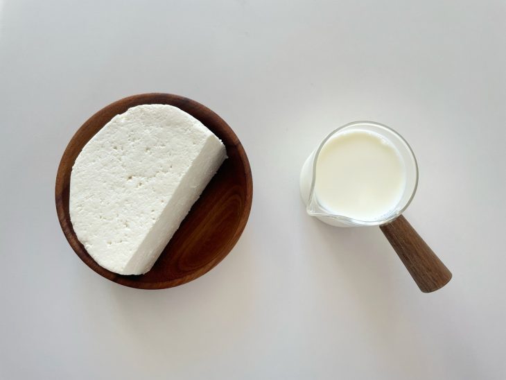 Ingredientes separados sobre a bancada.