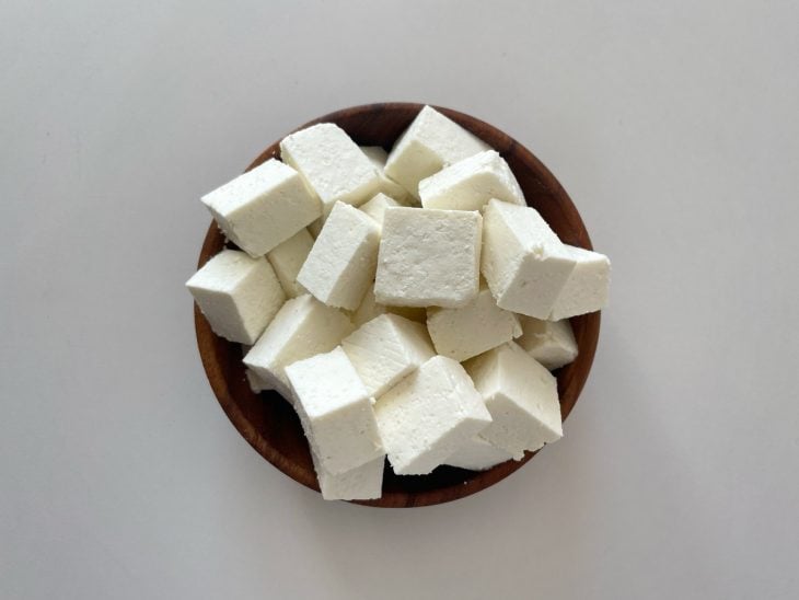 Ricota cortada em pedaços.