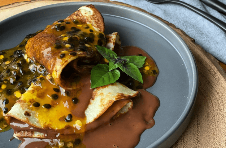 Crepe com chocolate e calda de maracujá