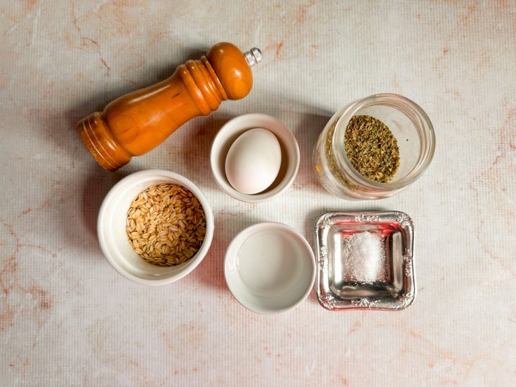 Ingredientes do crepe de aveia organizados na bancada.