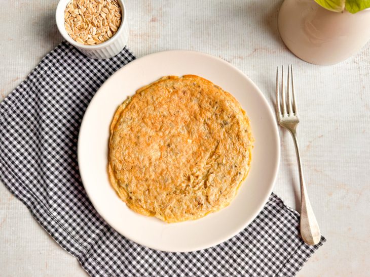 Crepe de aveia pronto e dourado, servido no prato antes de adicionar o recheio.