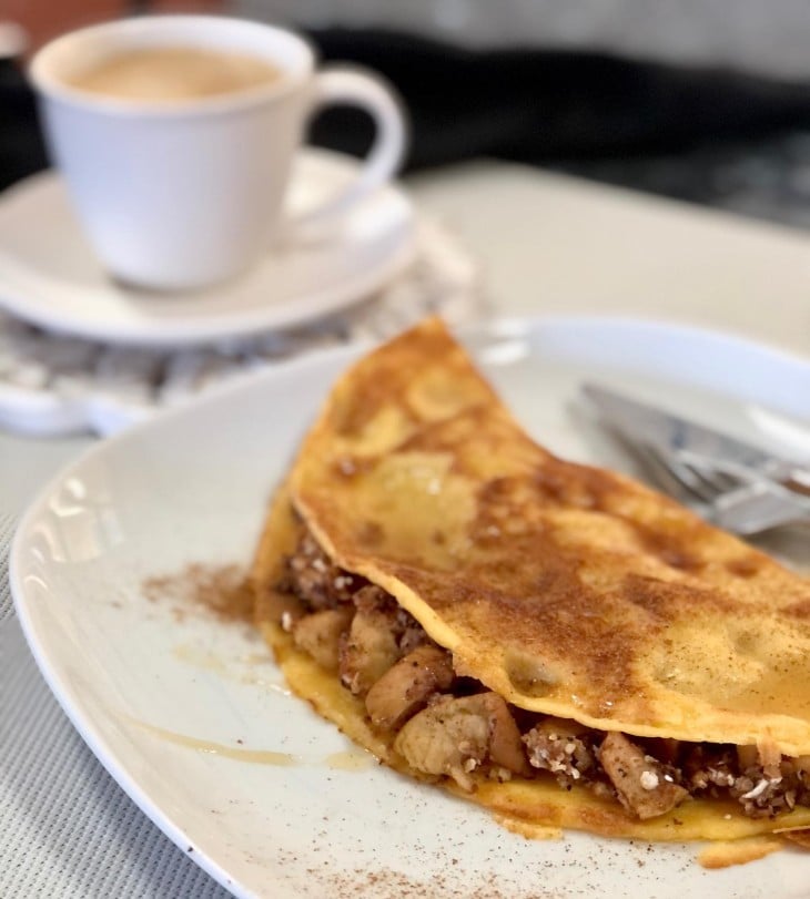 Crepe de polvilho com maçã caramelizada