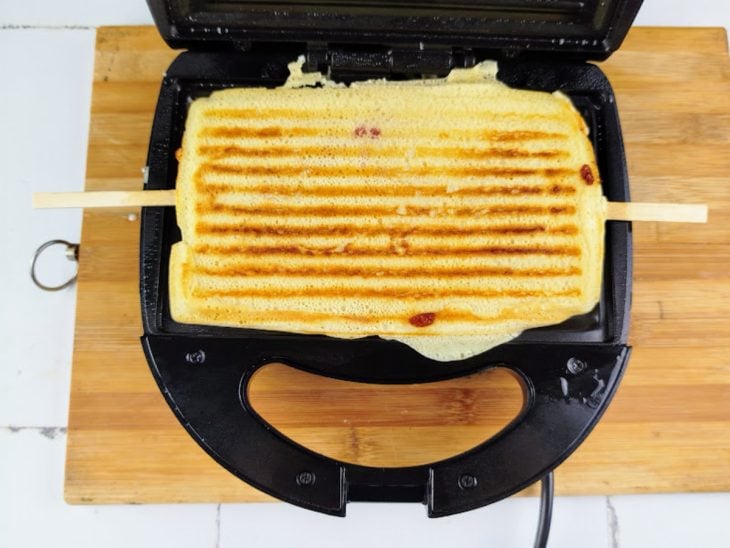 Uma sanduicheira com o crepe pronto.