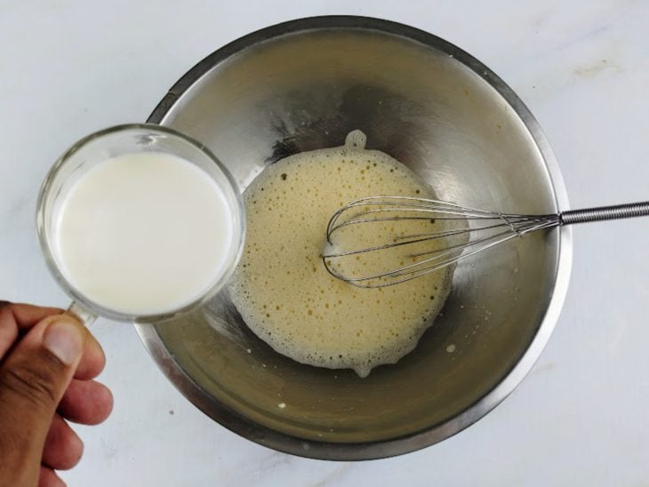 Um fouet e uma tigela com os ingredientes da massa misturados.