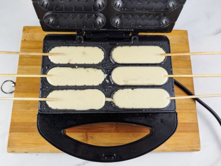 Uma crepeira com a massa, o recheio e os palitos.