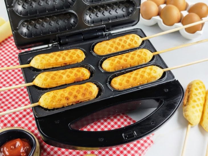 Crepeira com crepes no palito.
