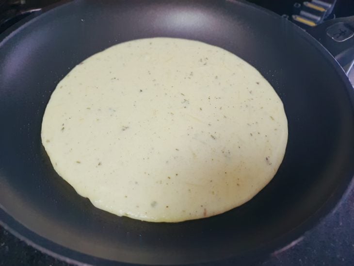 Frigideira com a massa de crepioca em formato de disco.