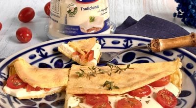 Crepioca de queijo com tomate