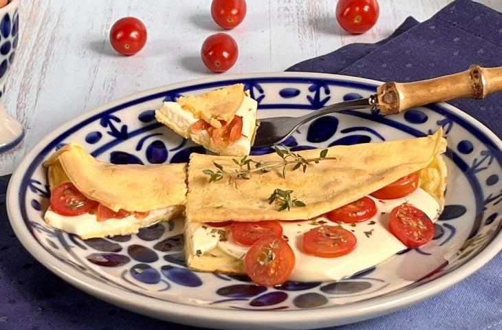 Crepioca de queijo com tomate e orégano