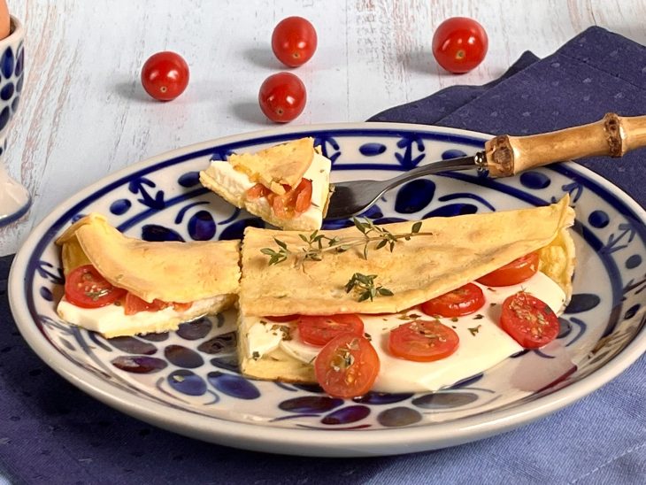 Crepioca de queijo com tomate e orégano