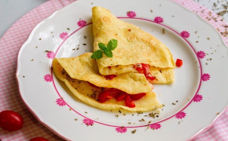 Crepioca de queijo com tomate e orégano