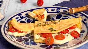 Crepioca de queijo com tomate e orégano