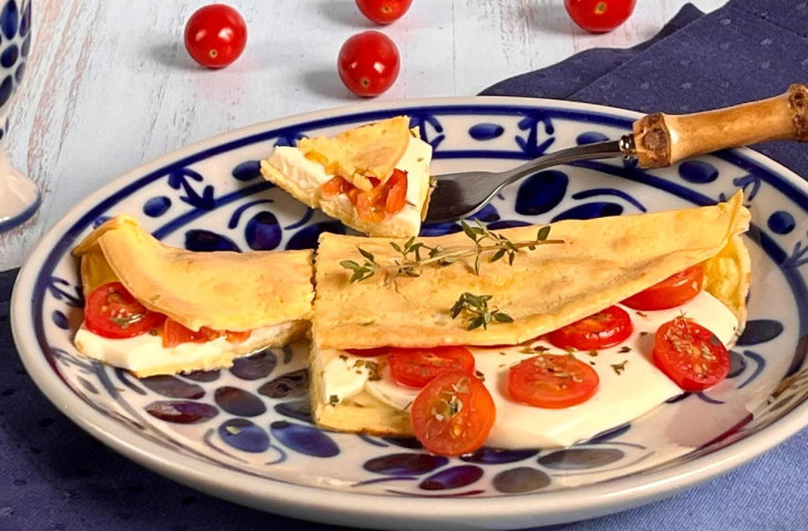 Crepioca de queijo com tomate e orégano