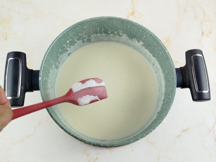 Leite adicionado a mistura de farinha e manteiga.