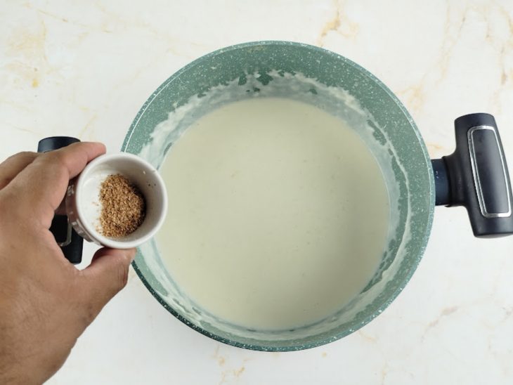 Noz-moscada adicionada ao bechamel.