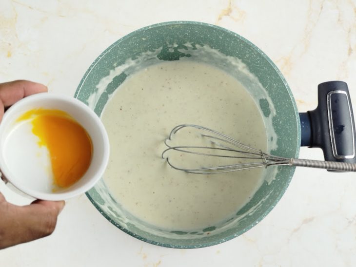 Gema sendo adicionada ao bechamel.