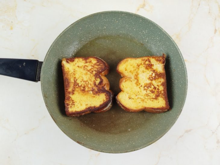 Fatias de pão douradas na frigideira.