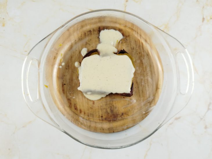 Camada de bechamel adicionada ao pão.