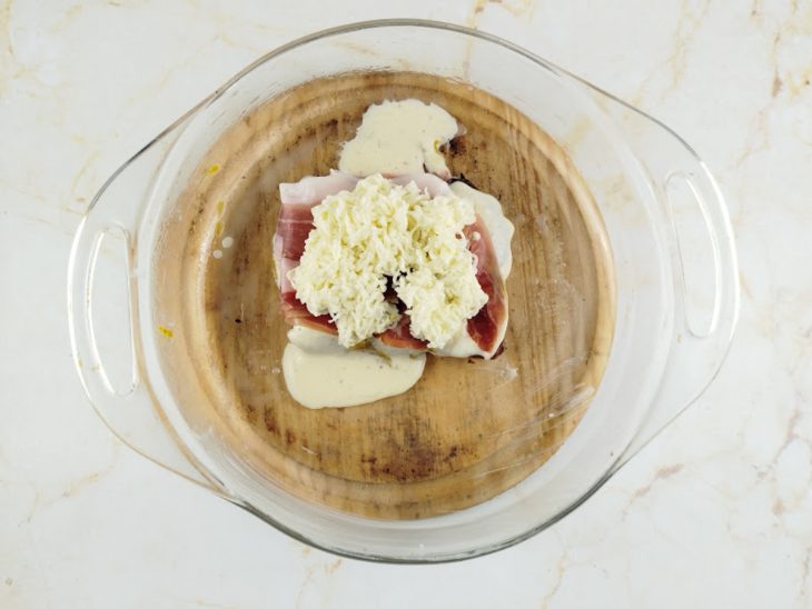 Presunto e queijo adicionados ao pão.