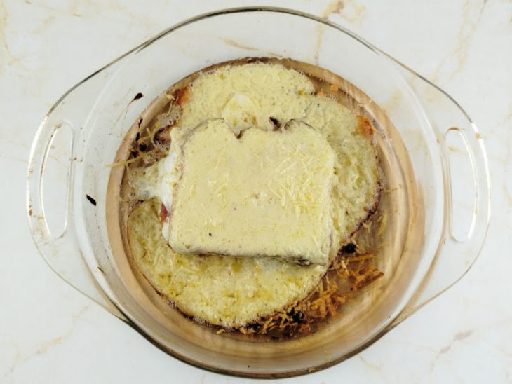 Choque saído do forno, com o queijo derretido.