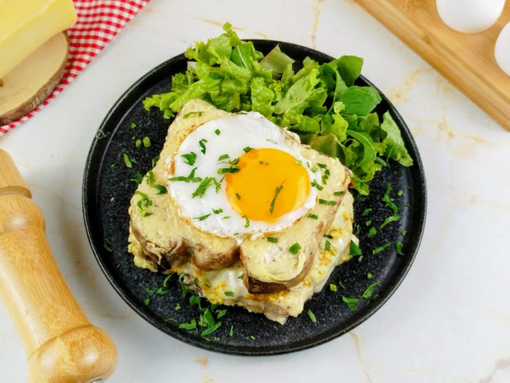 Ovo colocado em cima do sanduíche, croque madame pronto.