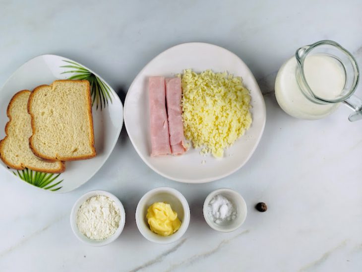 Uma bancada com ingredientes.