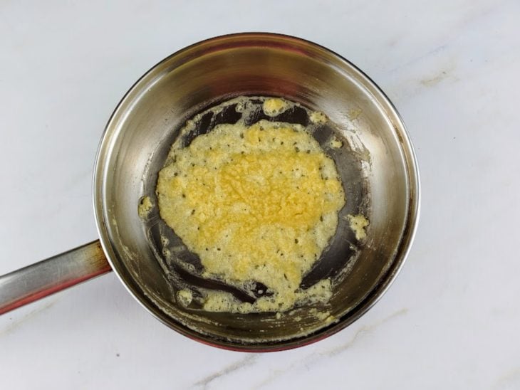 Uma panela com roux.