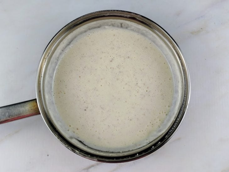 Uma panela com o molho bechamel.