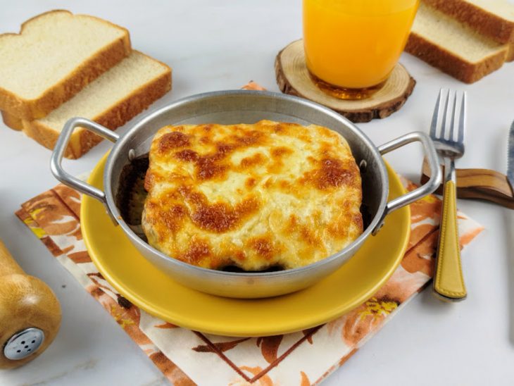 Um prato contendo croque monsieur simples.