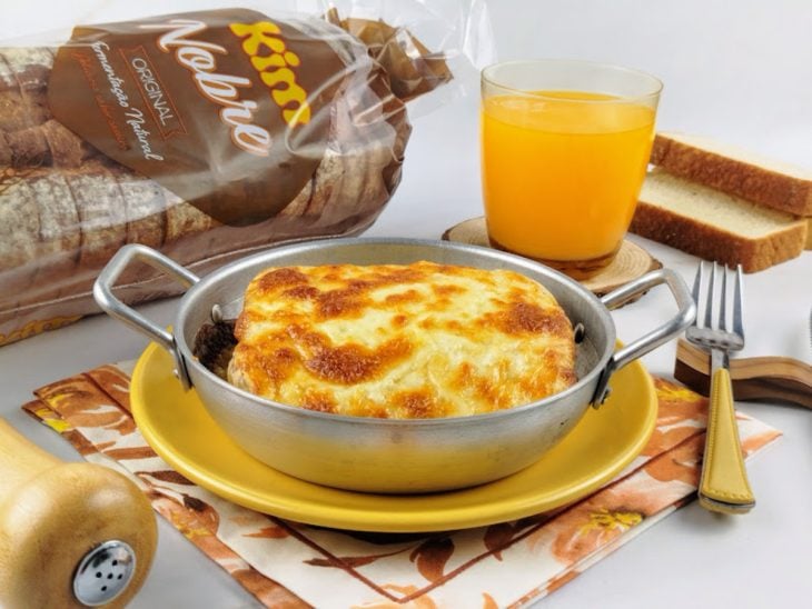 Um prato contendo croque monsieur simples.