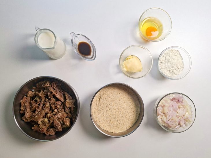 Ingredientes separados sobre a bancada.