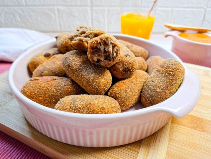 Croquete alemão de carne assada servido.