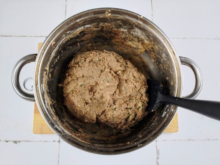 Atum e farinha de trigo adicionados e incorporados na panela.