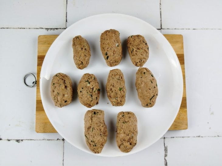 Croquetes modelados em um prato.