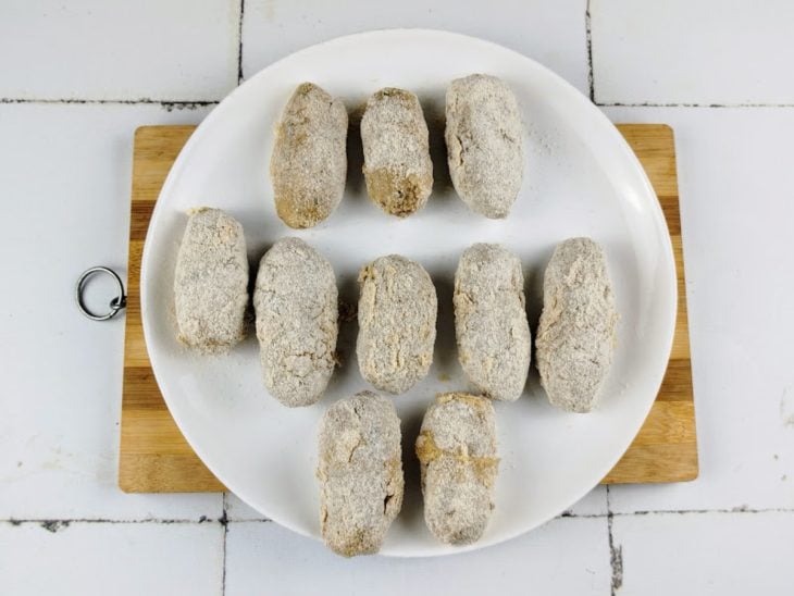 Croquetes empanados em um prato.