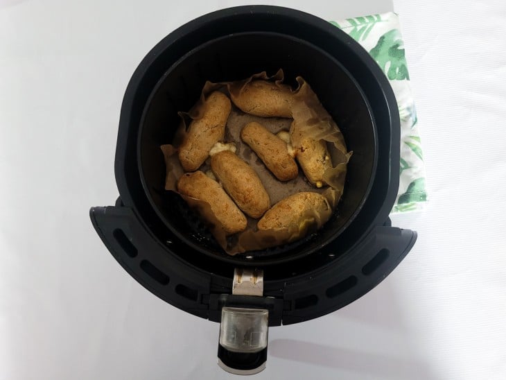 Croquetes dentro do cesto da air fryer.