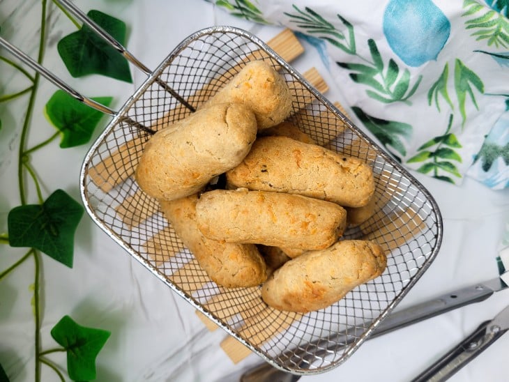 Cestinha de alumínio com croquetes.