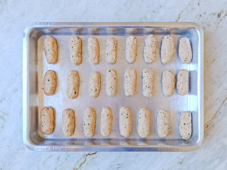 Massa porcionada em croquetes e reservados em forma.