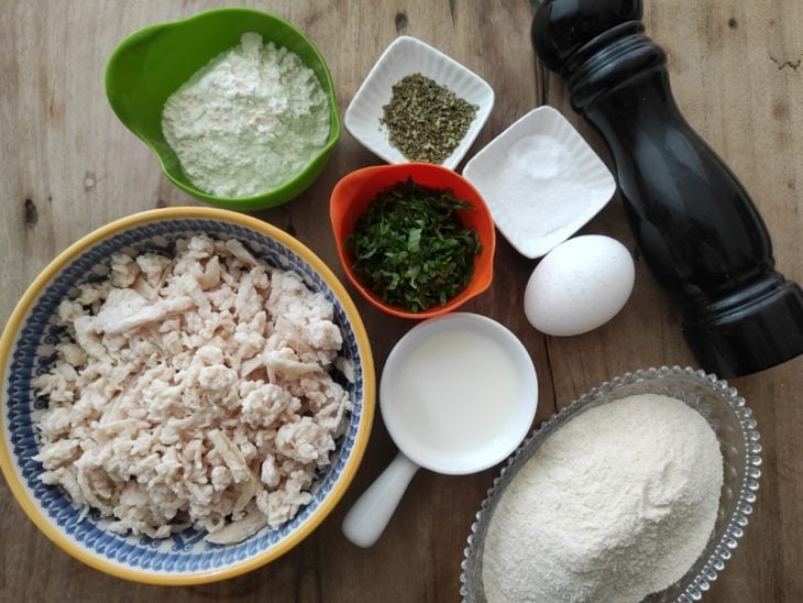 Ingredientes para a receita de croquete de frango.