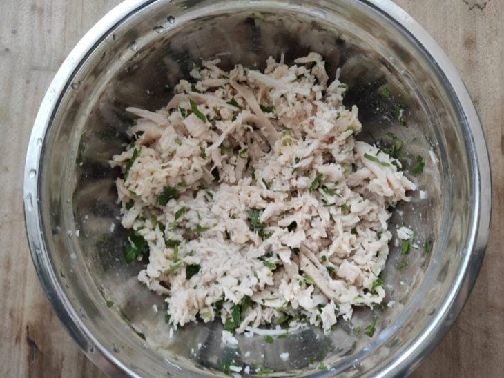 Ingredientes em uma tigela.