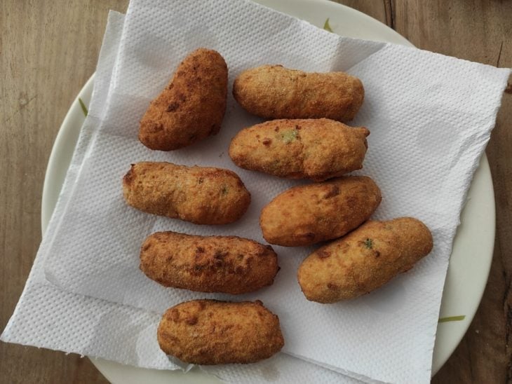 Croquetes de frango simples em um prato com papel-toalha.