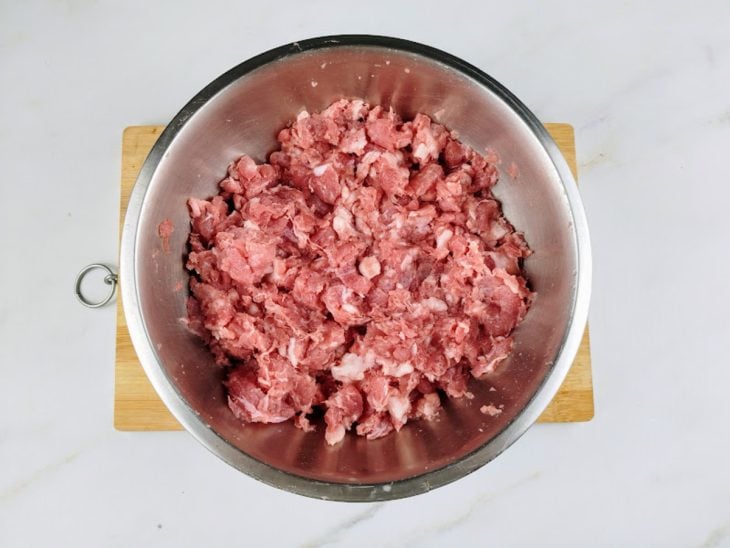 Uma tigela com a linguiça triturada.